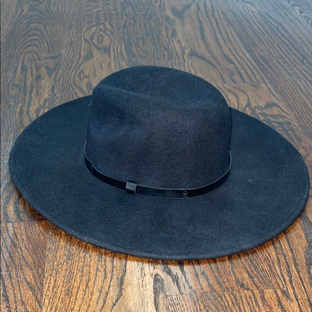 Black urban outfitters hat